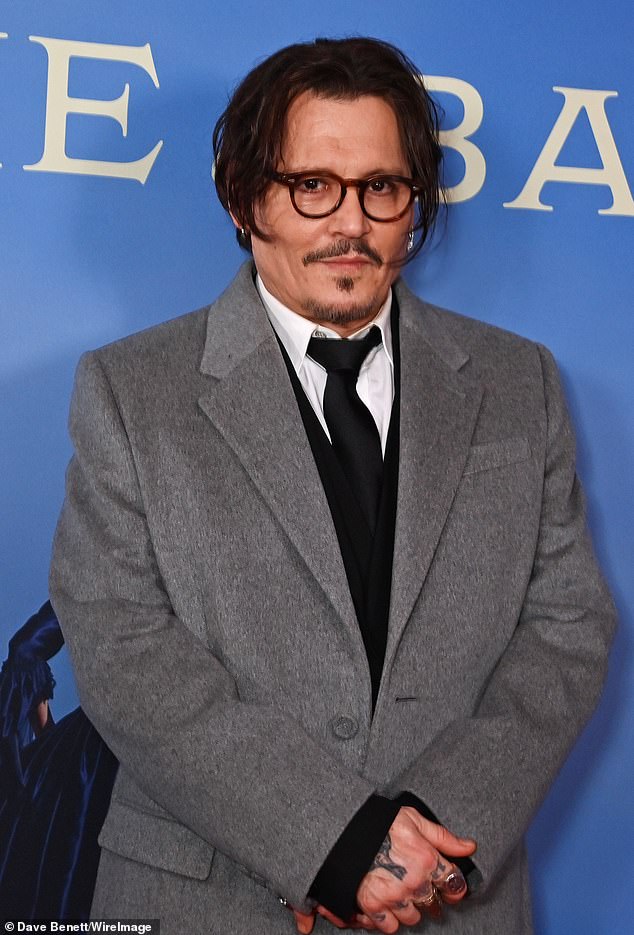 Актер, который пытается вернуться со своим первым фильмом за четыре года, на премьере был одет в длинное серое пальто и черный костюм под ним.