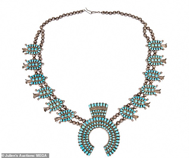 Ожерелье, которое носила героиня боевика, было продано на аукционе за 195 000 долларов (156 000 фунтов стерлингов).