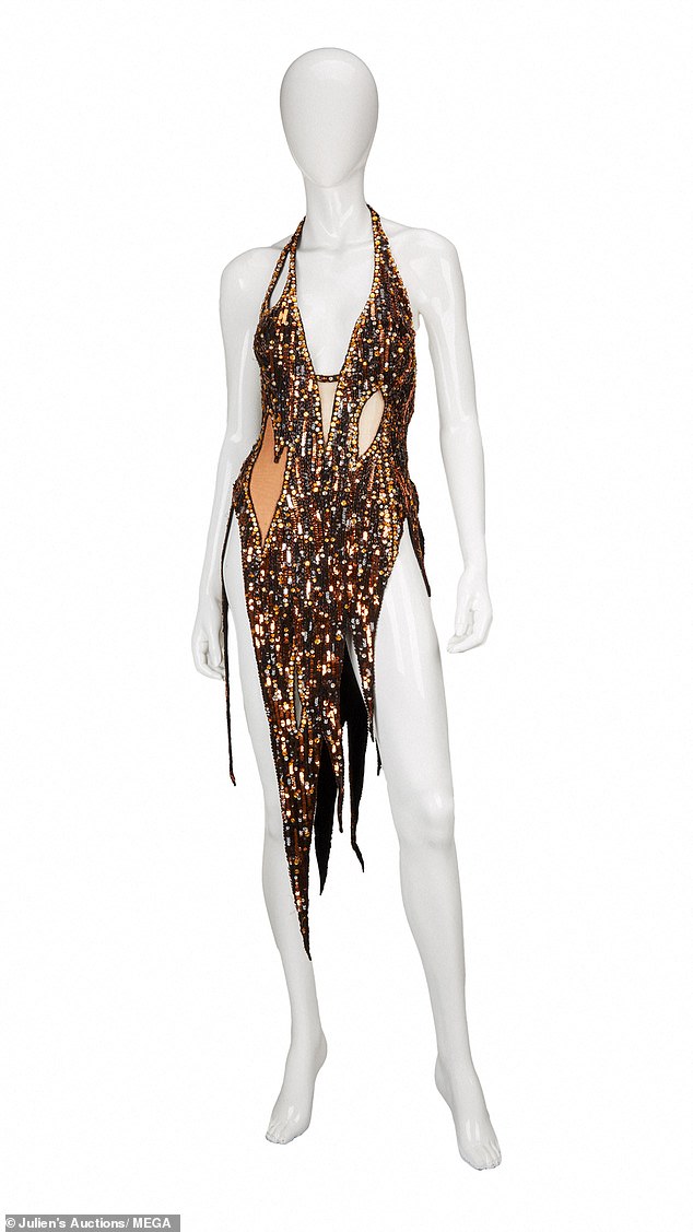 Расшитое бисером платье Боба Маки, которое носил Уэлч в «Маппетах», продано за 16 250 долларов (13 000 фунтов стерлингов)