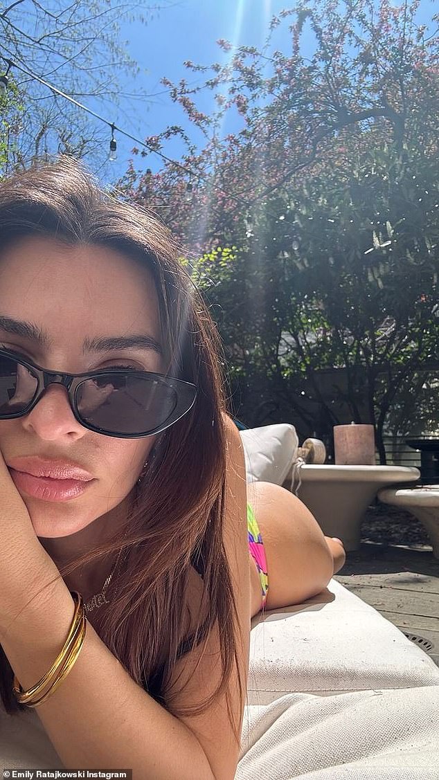 Позже Эмили опубликовала в Instagram снимок, на котором она в понедельник лежит на шезлонге в бикини, чтобы воспользоваться нетипично теплой весенней погодой Нью-Йорка с температурой 80 градусов по Фаренгейту.