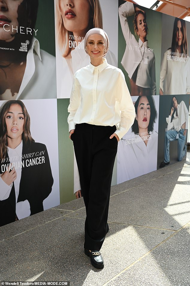 Академик Сьюзан Карланд тоже приехала в той же белой рубашке и черных брюках.