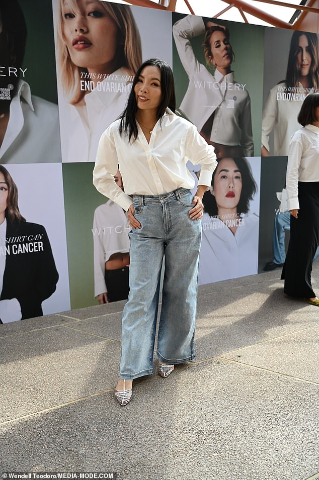 Среди других звезд на мероприятии была певица Дами Им, которая была одета в голубые джинсы и серебряные туфли.