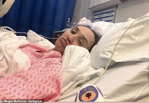 Бывшая звезда TOWIE, 31 год, поделилась фотографиями, подробно описав «кошмарную» поездку в больницу после того, как она «очень плохо себя почувствовала» и ее «живот увеличился вдвое»