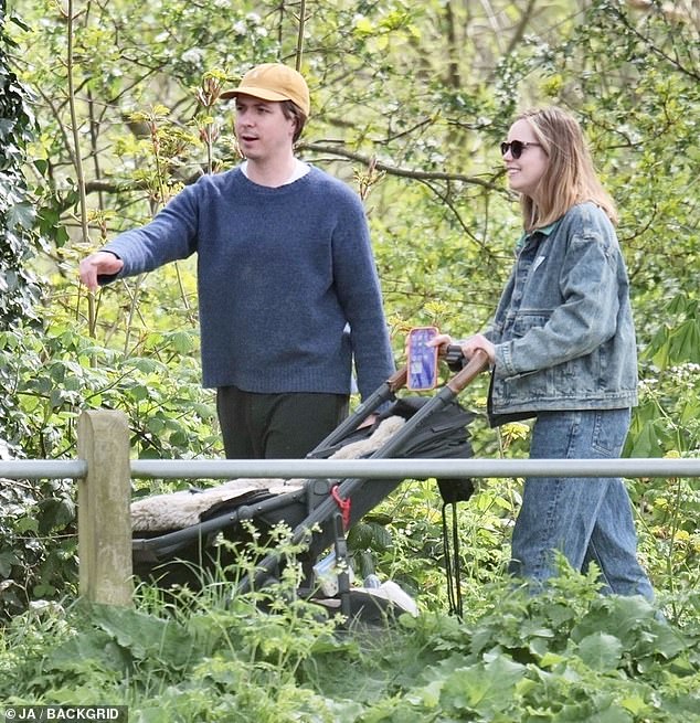 Пара, которая была вместе более 15 лет после встречи в популярном комедийном сериале «Перемежающиеся», играла со своим малышом, прогуливаясь по зеленому парку.