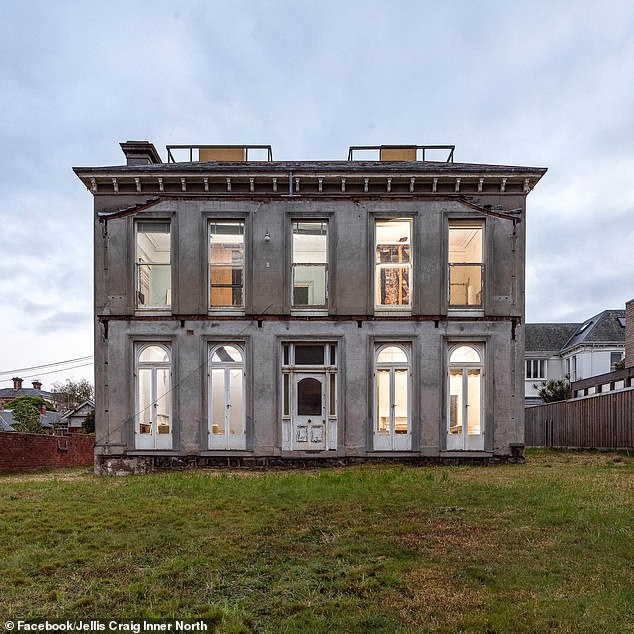 Расположенный в Хоторн некогда величественный дом пустовал в течение десяти лет, прежде чем 42-летний Энди и его давняя возлюбленная Ребекка, 31 год, скупили его за колоссальные 8,5 миллиона долларов.