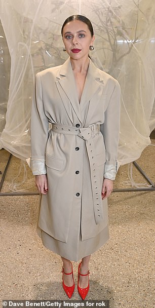 Присоединившись к Ирине на мероприятии, Бел Паули выбрала тот же стиль, что и модель, надев длинное бежевое платье-блейзер.