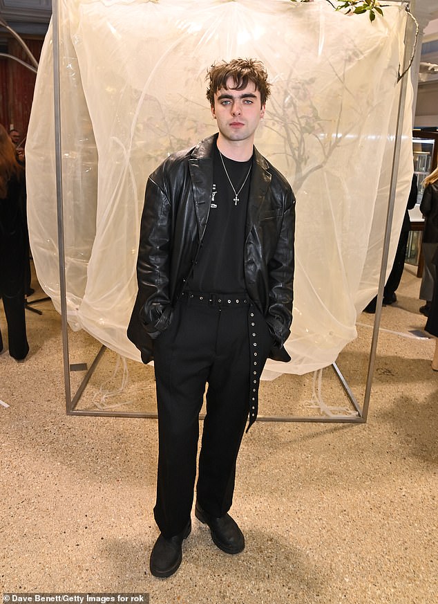 24-летний сын Лиама Галлахера Леннон продемонстрировал модную фигуру в полностью черном ансамбле, выбрав кожаную куртку.