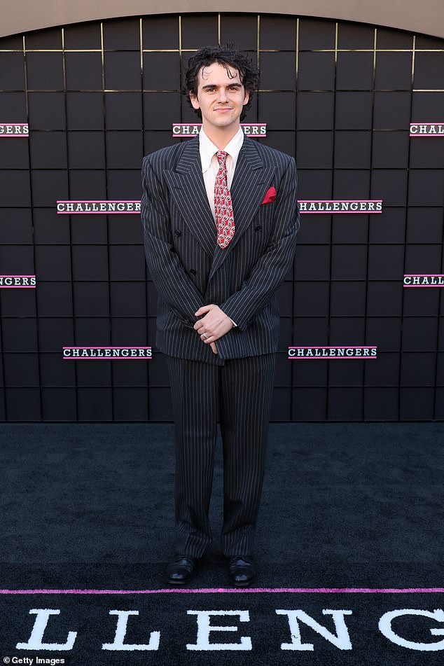 Джек Дилан Грейзер, 20 лет, прославившийся своей ролью в фильме ужасов «Оно», выглядел щеголевато в костюме в тонкую полоску и красном галстуке.