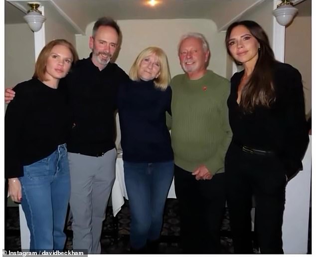 Семейные снимки включали один, на котором изображена Spice Girl с ее родителями Тони и Джеки, ее сестрой Луизой и братом Кристианом.