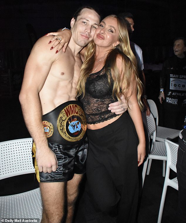 На фото Иден присутствовала на боксерском бою Джейдена на Золотом Берегу в декабре.