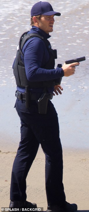 В сцене, которую он снял в среду, Крис выпрыгнул из полицейской машины и помчался на пляж, прежде чем задержать подозреваемого в волнах.