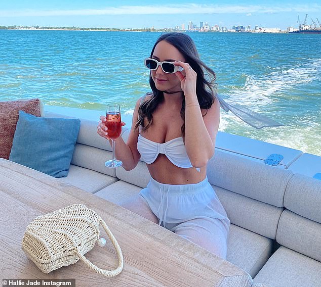 Потрясающая 28-летняя влиятельная женщина в среду зашла в свой Instagram, чтобы поделиться снимками с веселого вечера, проходящего на роскошной яхте.