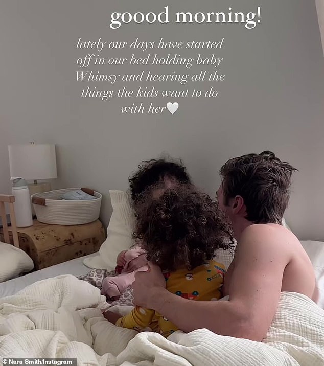 В другом видео в ее истории в Instagram 25-летняя Лаки обнимается со всеми тремя своими детьми после пробуждения.