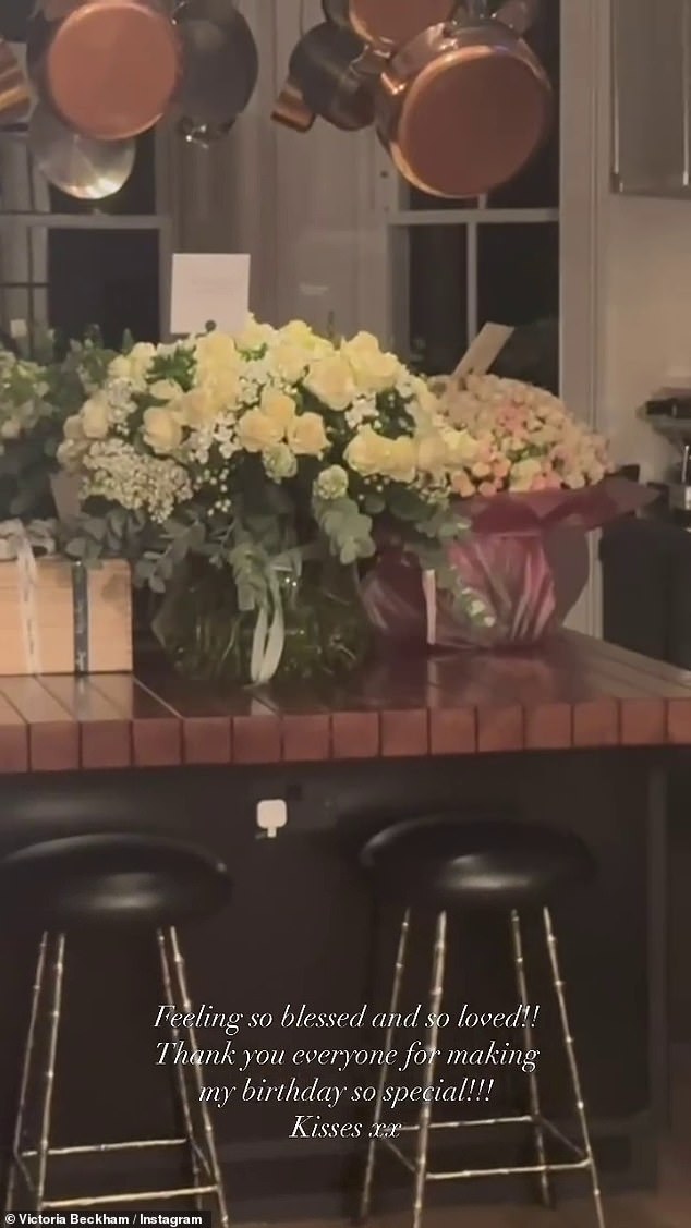 Виктория направила камеру на другой конец комнаты, показывая различные вазы с белыми, желтыми и розовыми розами, а также серебряные воздушные шары, выставленные на продажу.