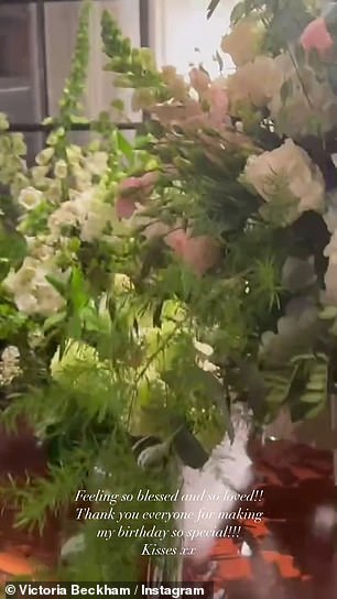 Цветы заполонили кухню их дома в Котсуолде.