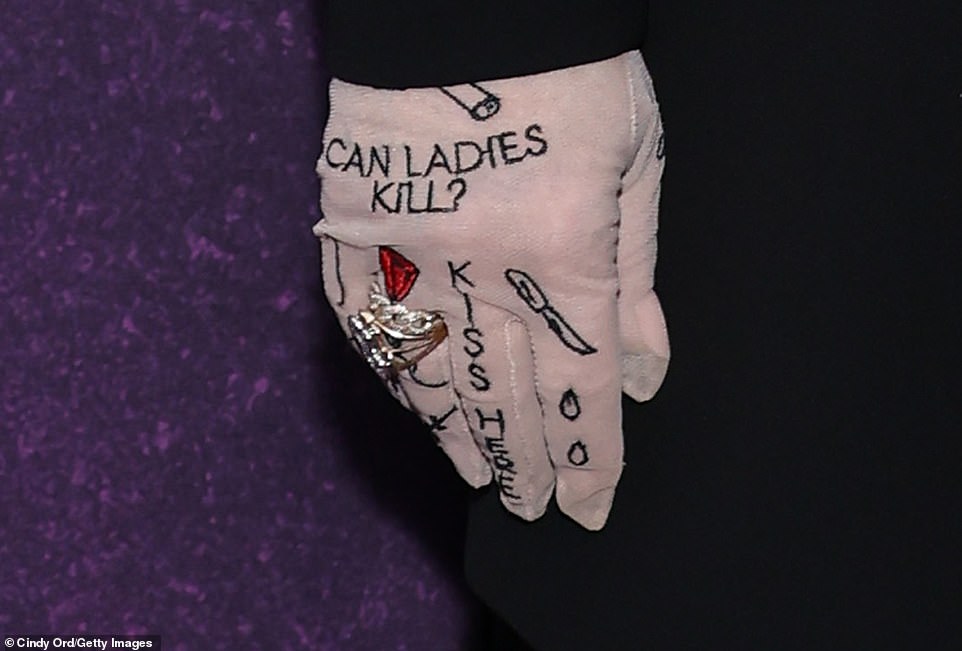 В четверг Мелисса завершила свой образ прозрачными «татуированными перчатками» с надписью «Могут ли женщины убивать?»