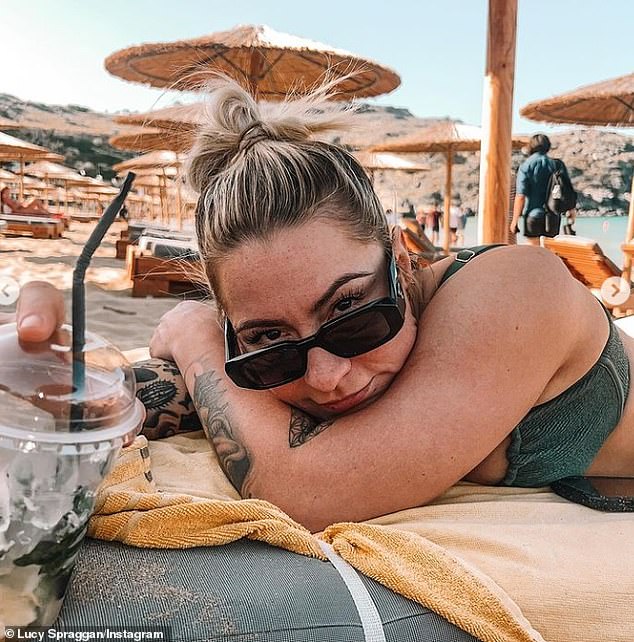 Бывшая сенсация X Factor, 32 года, позировала для потрясающих снимков в Instagram в зеленом купальнике-двойке цвета хаки, загорая на солнце со своей невестой Эмилией Смит.
