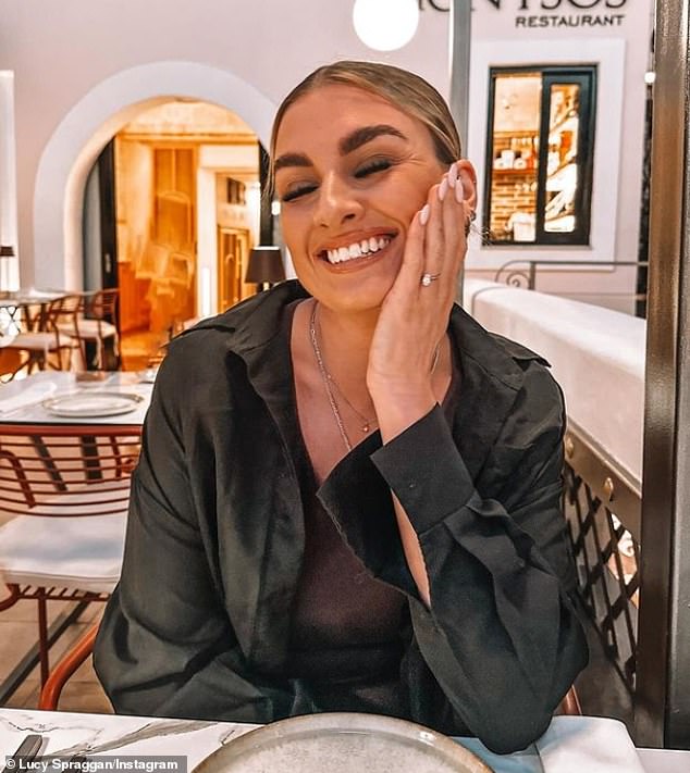 Их великолепное путешествие в Грецию произошло после того, как она подтвердила свою помолвку с Эмилией через Instagram, поделившись радостной новостью в посте, рассказывающем о своей будущей невесте.