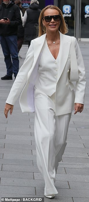 53-летняя Аманда Холден выглядела непринужденно шикарно в белом костюме.