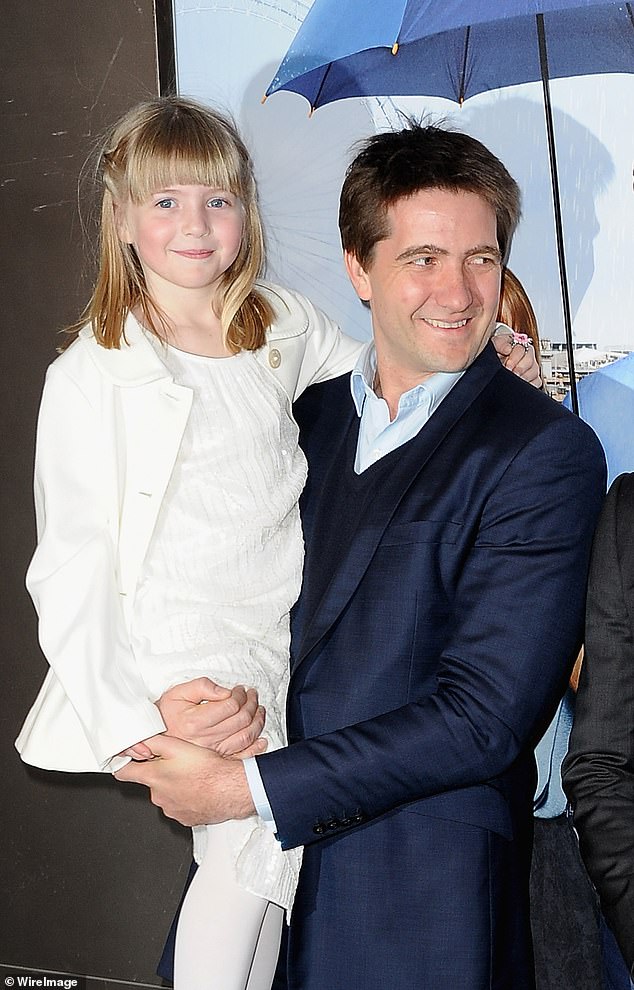 В декабре Клаудия объявила, что покидает свое шоу, сославшись на желание проводить больше времени со своими детьми (дочь Матильда и муж Крис на фото в 2013 году).
