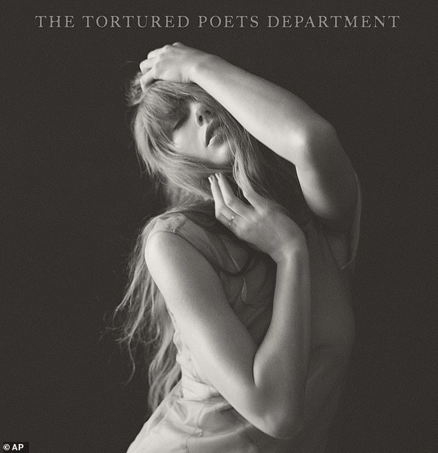 Новая песня Тейлор Clara Bow является частью ее 11-го студийного альбома The Tortured Poets Department, который она выпустила в полночь пятницы, вызвав ненасытный отклик фанатов.