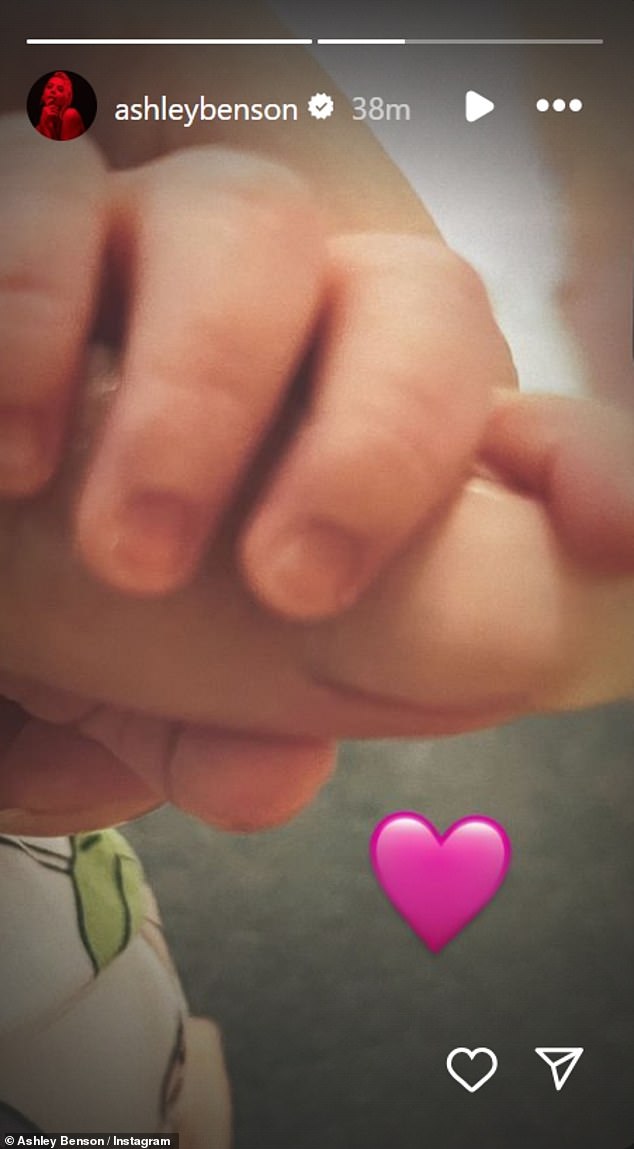 Бенсон объявила о рождении дочери милой фотографией своей крошечной руки, когда она сжимала один из пальцев матери.