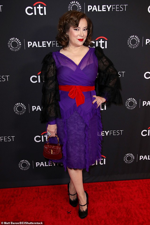 65-летняя номинированная на Оскар актриса в фиолетовом кружевном платье ошеломила себя, когда она прибыла на 41-й ежегодный гала-концерт PaleyFest в честь анимационной комедии.
