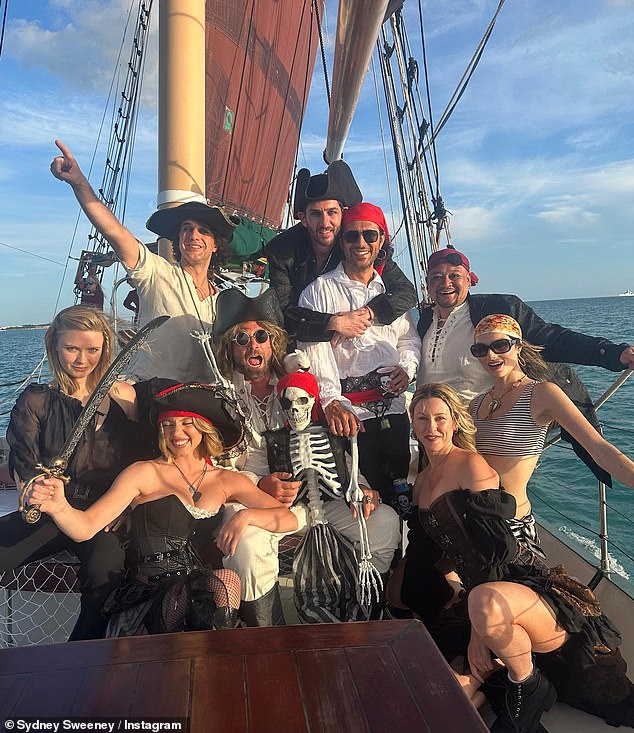 Есть также ее изображение среди группы людей, позирующих вместе в своих пиратских одеждах на одной парусной лодке.