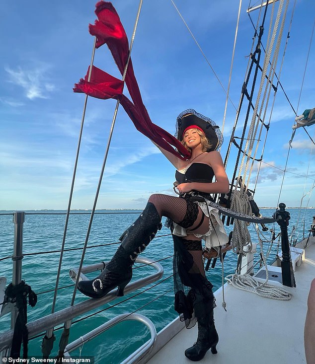 Суини также поделилась фотографиями, на которых она принимает несколько сексуальных поз в одном и том же пиратском наряде на парусной лодке в океане.