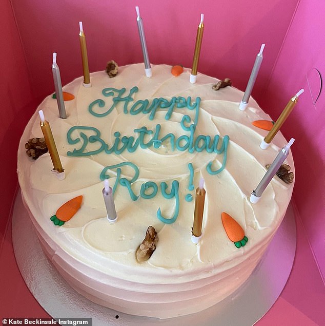 Кейт также опубликовала снимок праздничного торта из моркови и грецких орехов с надписью «С Днем Рождения, Рой».