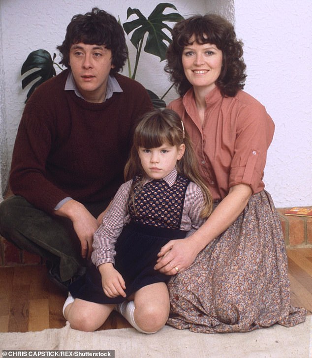 Это произошло после того, как Кейт призналась, что готовилась к своему первому году жизни «без фигуры отца» в годовщину смерти ее отца Ричарда в прошлом месяце (на фото LR в 1978 году Ричард, Кейт, Джуди).