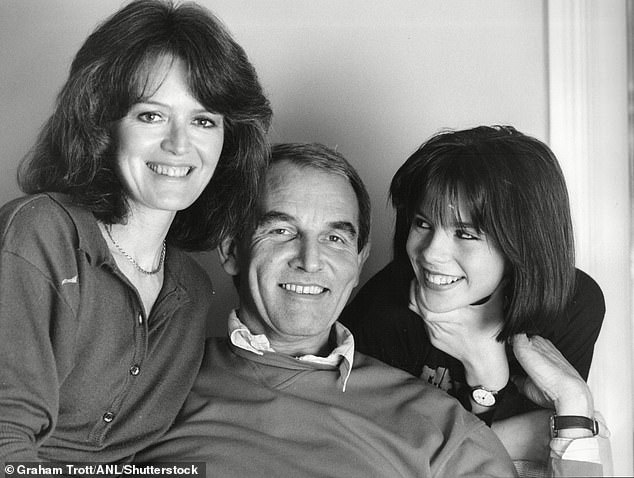 Мать Кейт, актриса, Джуди Ло, вышла замуж за Роя в 1997 году, через 18 лет после смерти отца Кейт, звезды сериала «Овсянка» Ричарда Бекинсейла (на фото LR Джуди, Рой и Кейт).
