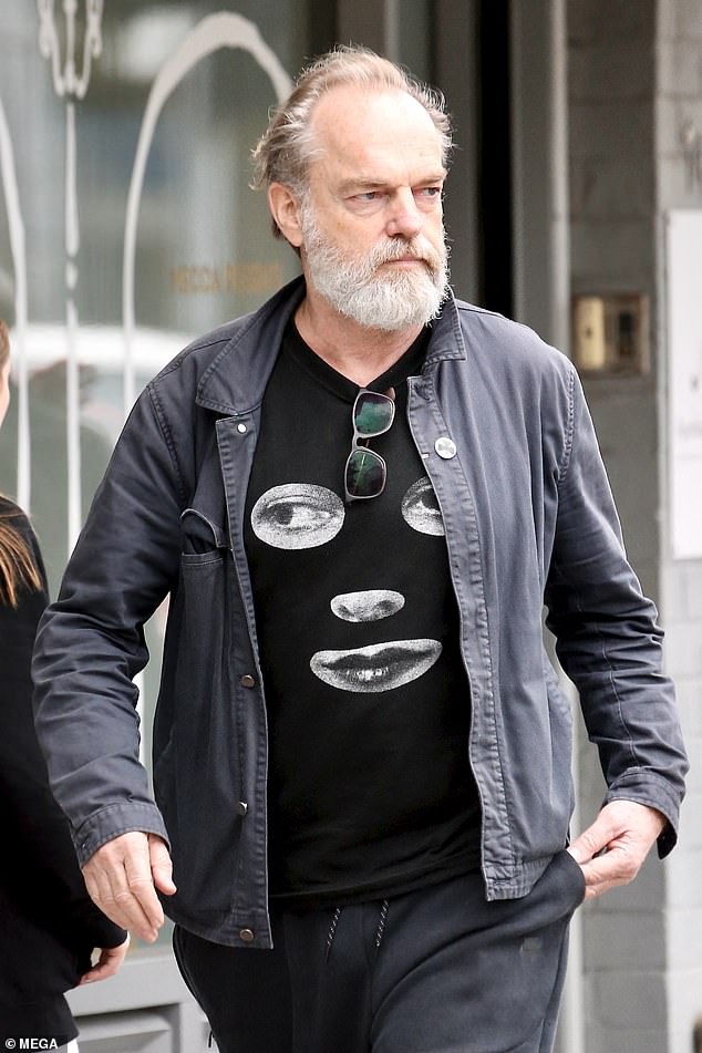 64-летний актер «Матрицы» продемонстрировал непринужденную фигуру в черной футболке и спортивных штанах, которые он дополнил серой курткой.