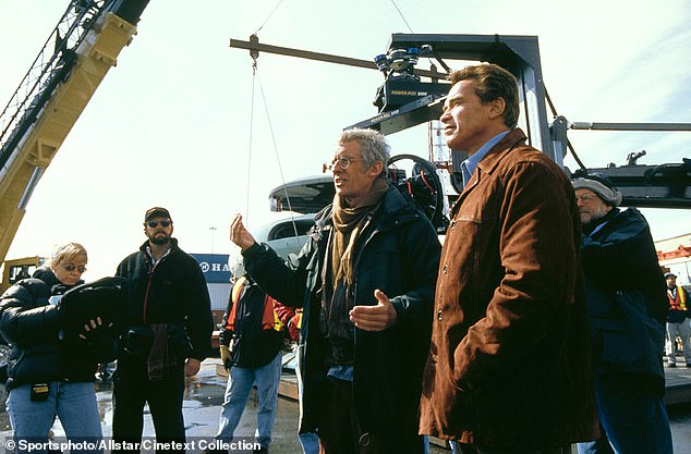 Арни не только заставил своего агента солгать агенту Слая о своем желании сняться в «фантастическом» фильме, но даже поговорил с режиссером Роджером Споттисвудом (М, с которым он позже работал над «Шестым днем» в 2000 году).