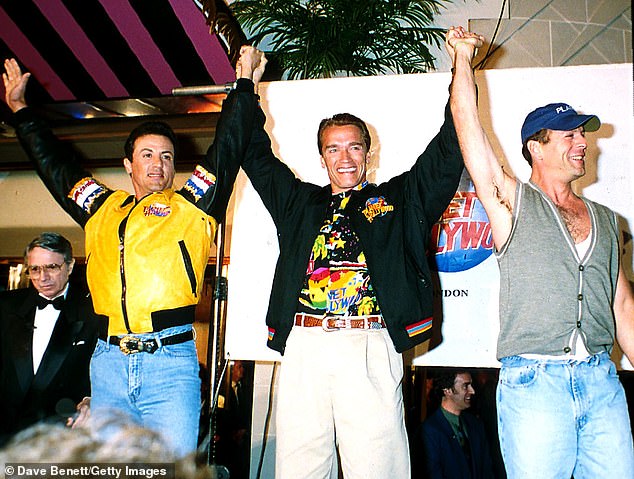 По иронии судьбы, 1991 год стал тем же годом, когда лауреаты «Золотого глобуса» впервые объединились с Брюсом Уиллисом (справа, на фото 1993 года), чтобы стать инвесторами сети тематических ресторанов Planet Hollywood, и сегодня здесь до сих пор работают три ресторана и четыре отеля.