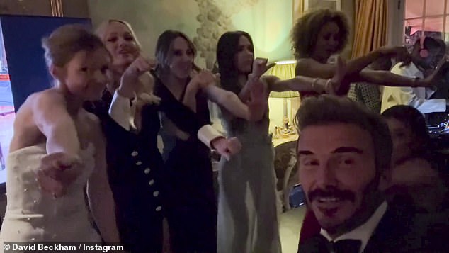 Spice Girls официально воссоединились во время празднования 50-летия Виктории в Лондоне в субботу, танцуя и подпевая.