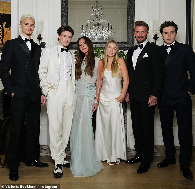 Справа: Ромео, Круз, Виктория, Харпер, Дэвид и Бруклин позировали вместе, направляясь на вечеринку.