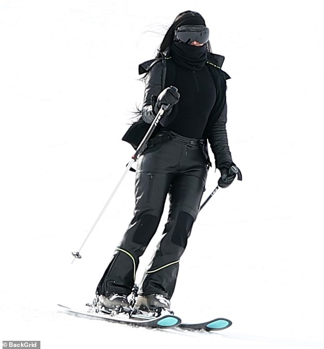 Идти в ногу с Кардашьян Звезда Ким, 43 года, ранее была изображена в черном лыжном костюме Chanel, идентичном тому, который когда-то принадлежал художнице, ранее известной как Posh.