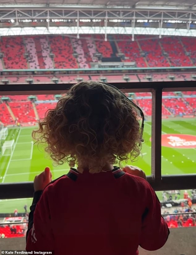 Кейт зашла в Instagram, чтобы поделиться впечатлениями об их дне, рассказав, что это был «первый матч Кри», когда он надел очаровательную футбольную форму «Манчестер Юнайтед».