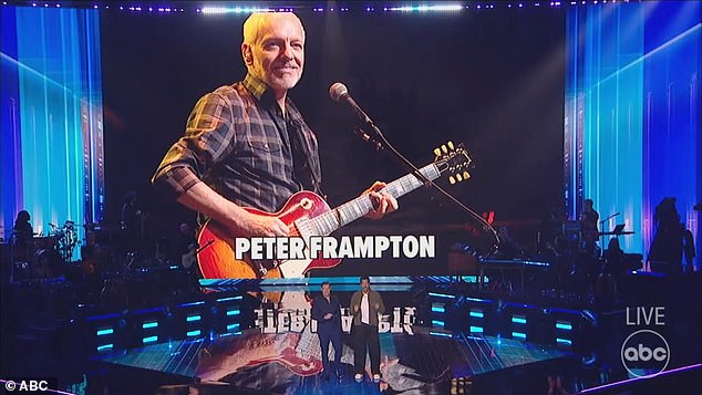 Этой осенью певец Show Me the Way Питер Фрэмптон будет удостоен чести на церемонии.