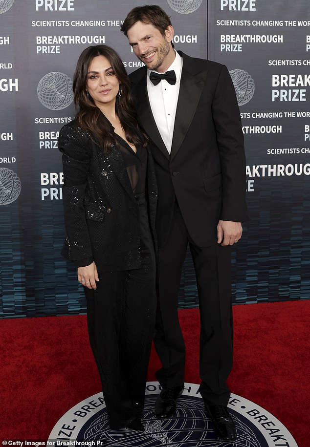 PaleyFest в Лос-Анджелесе ознаменовал первое появление Куниса на красной дорожке с тех пор, как в сентябре стало известно, что они написали письма в поддержку бывшего коллеги по фильму «Шоу 70-х» Дэнни Мастерсона, приговоренного к 30 годам пожизненного заключения за употребление наркотиков и изнасилование двух женщин.