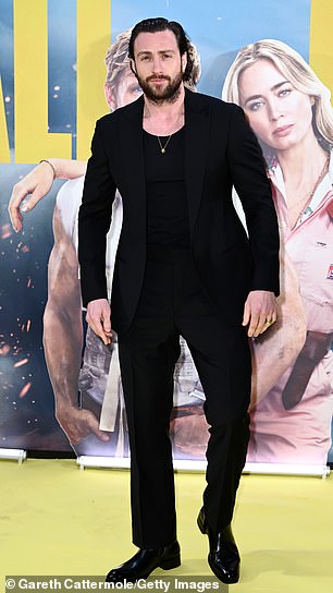 Аарон Тейлор-Джонсон, который также появляется в фильме, выглядел непринужденно стильно во всем черном.
