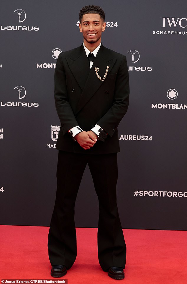 Тем временем Джуд Беллингхэм из «Реала» нарядно появился в черной куртке и белой рубашке.