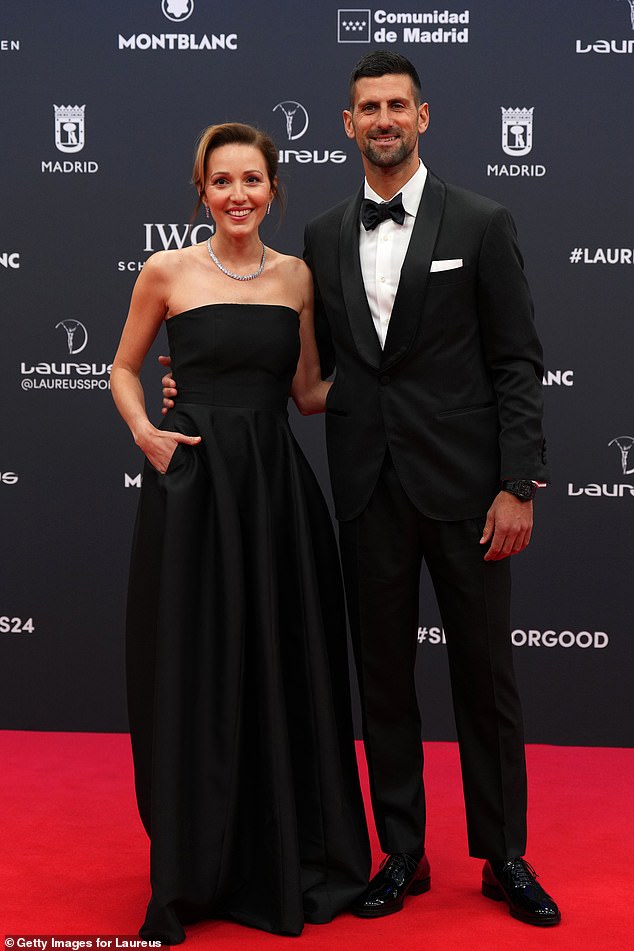 Новак Джокович и его жена Елена были одеты в одинаковое черное.