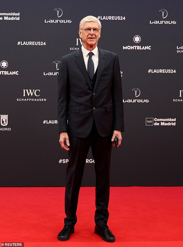 Глава отдела глобального развития футбола ФИФА Арсен Венгер надел черный костюм.