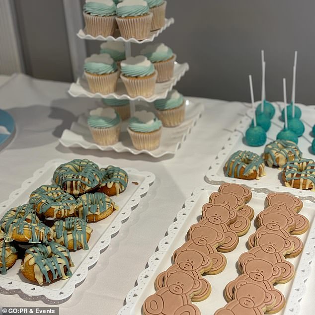 Гостей вечеринки угощали впечатляющим фонтаном из синего шоколада, синими пончиками и большим синим тематическим тортом.