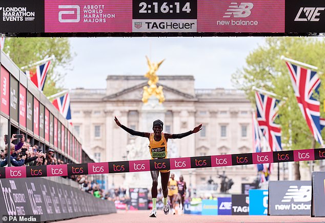 Олимпийская чемпионка Перес Джепчирчир из Кении пересекает финишную черту, побив мировой рекорд среди женщин и выиграв Лондонский марафон за два часа 16 минут и 16 секунд.