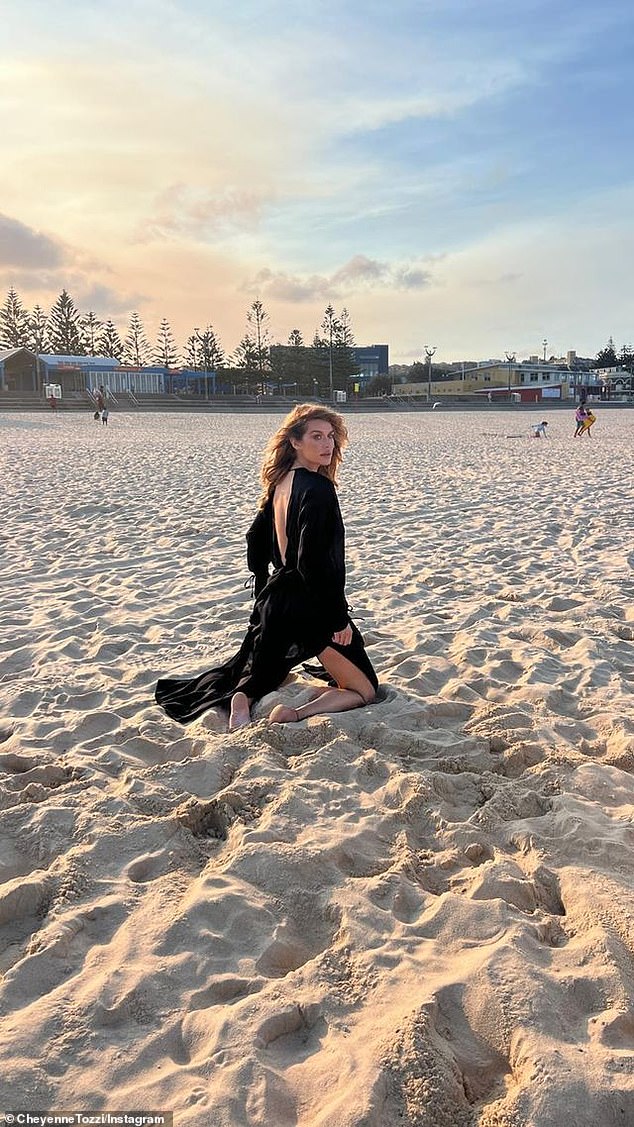 На одном из изображений звезда Face Australia была замечена стоящей на коленях на песке, одетая в прозрачный черный кафтан.