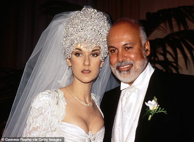 В 1994 году тогдашний 26-летний хитмейкер женился на Анжелиле, которому тогда было 52 года, и носил изысканный головной убор, украшенный 2000 кристаллами Сваровски и весивший почти семь фунтов.