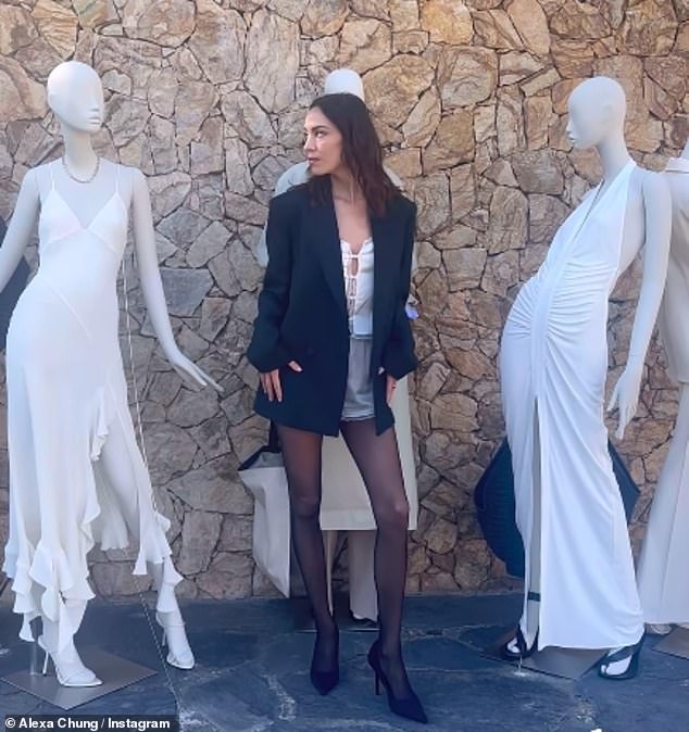 Она продемонстрировала уверенность в длинноногом наряде, создавая фурор для своего контента в Instagram.